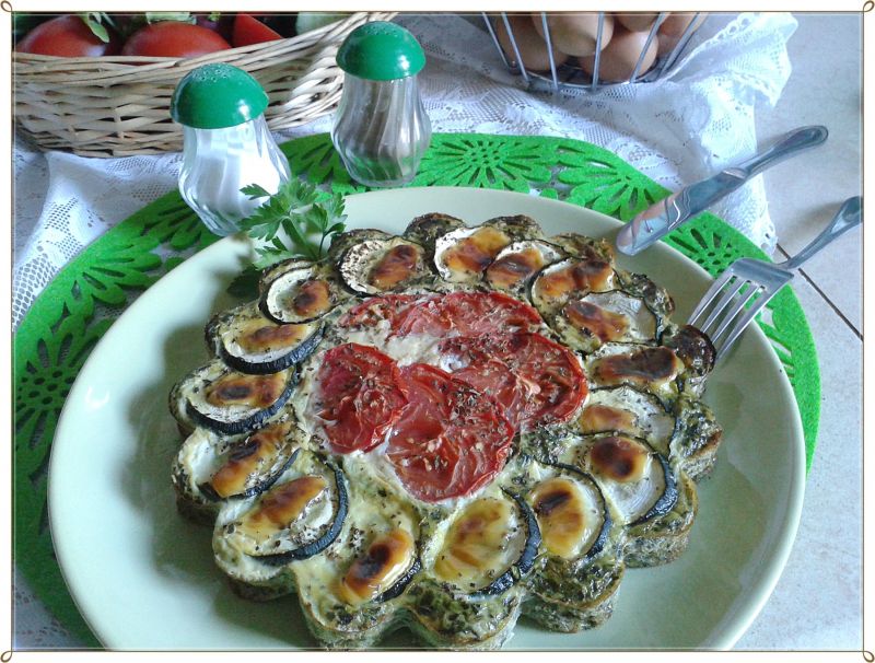 Szpinakowa tarta z cukinią i pomidorem