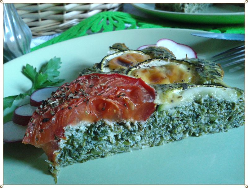 Szpinakowa tarta z cukinią i pomidorem