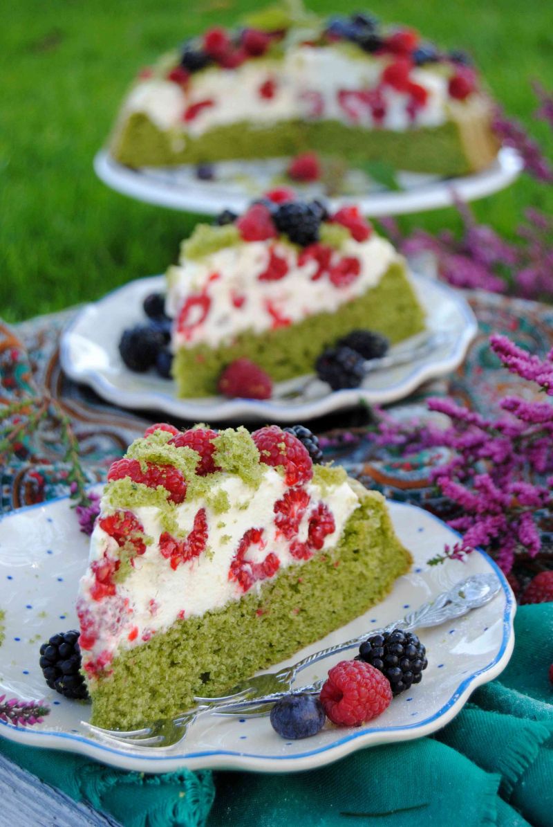 Szpinakowa tarta z owocami lata