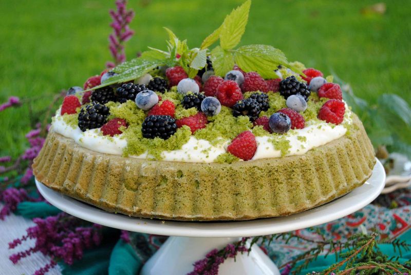 Szpinakowa tarta z owocami lata