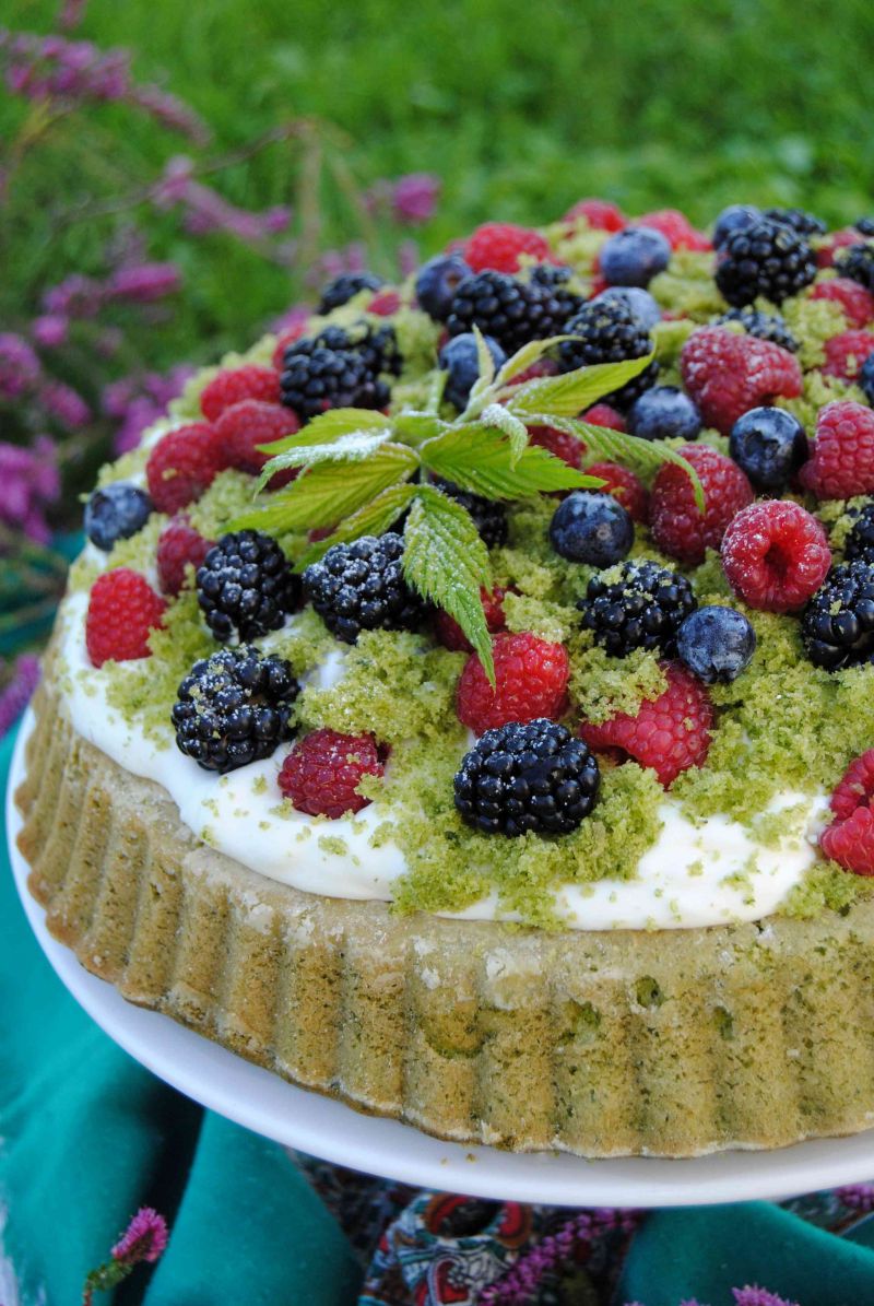 Szpinakowa tarta z owocami lata