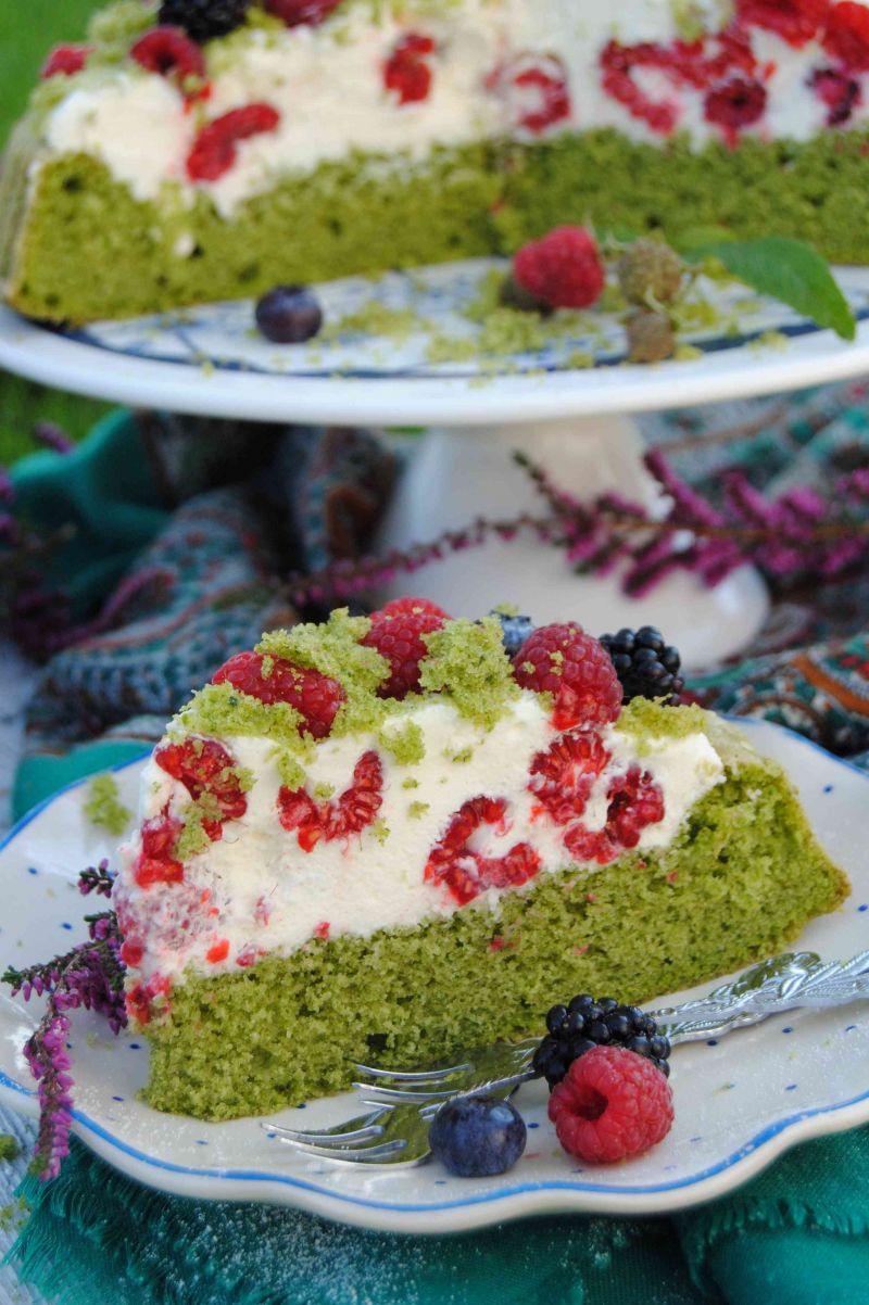 Szpinakowa tarta z owocami lata