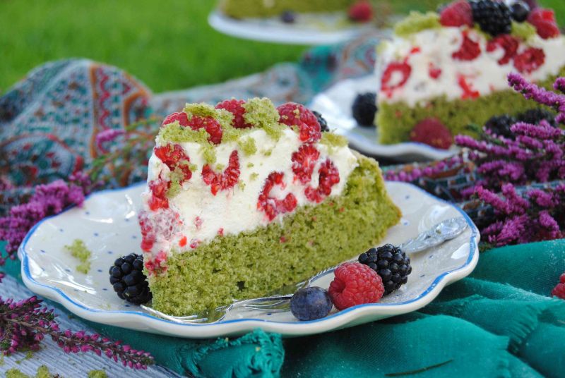 Szpinakowa tarta z owocami lata