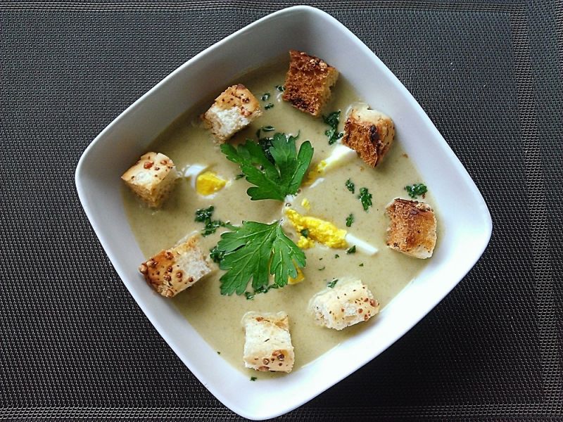 Szpinakowa z jajkiem i grzankami  Szpinakowa z jajkiem i grzankami