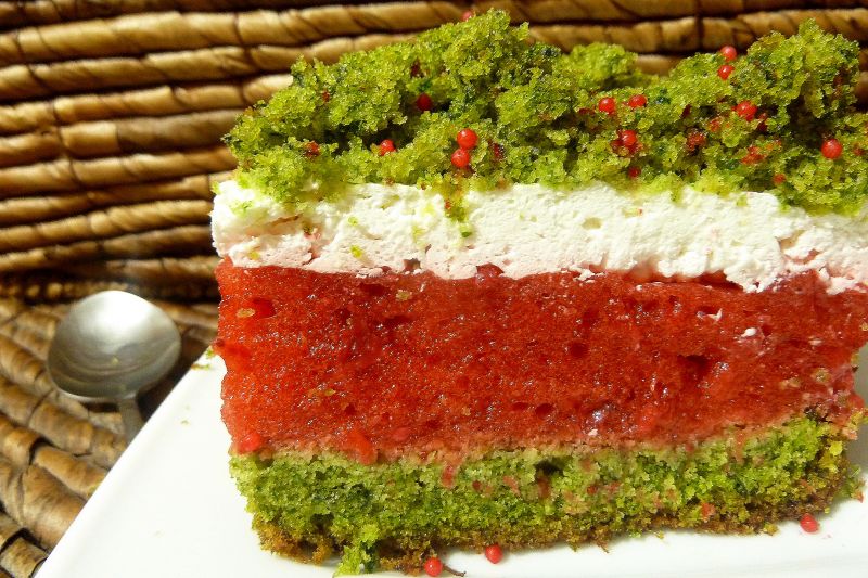 Szpinakowe ciasto z masą truskawkową i śmietaną  Szpinakowe ciasto z masą truskawkową i śmietaną