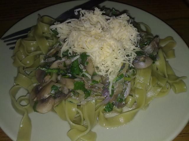 Szpinakowe gniazdka z pieczarkami