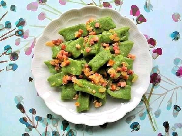 Szpinakowe kopytka z boczkiem i cebulką