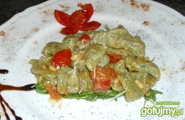 Szpinakowe kopytka z pysznym dodatkiem  Szpinakowe kopytka z pysznym dodatkiem