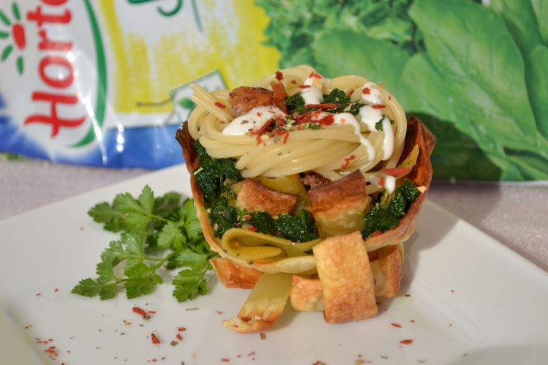 Szpinakowe koszyczki z łososiem w sosie czosnkowym