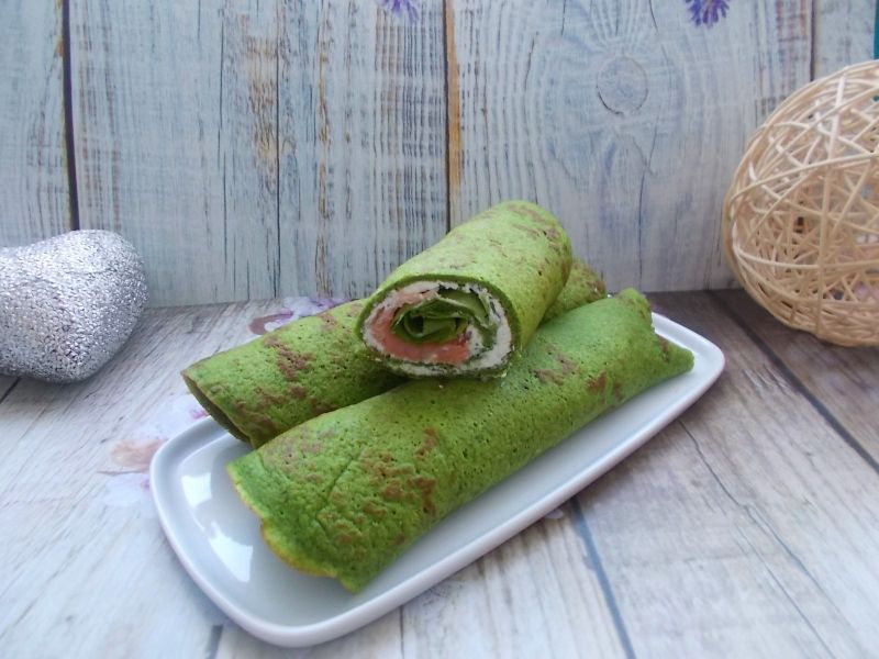 Szpinakowe naleśniki z serkiem i łososiem Szpinakowe naleśniki z serkiem i łososiem