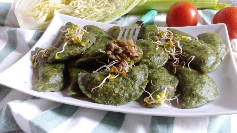 Szpinakowe pierogi z kapustą, kaszą i pieczarkami Szpinakowe pierogi z kapustą, kaszą i pieczarkami