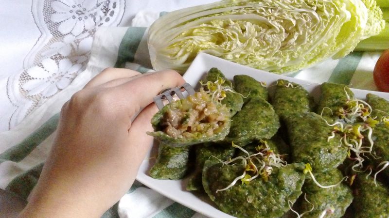 Szpinakowe pierogi z kapustą, kaszą i pieczarkami Szpinakowe pierogi z kapustą, kaszą i pieczarkami