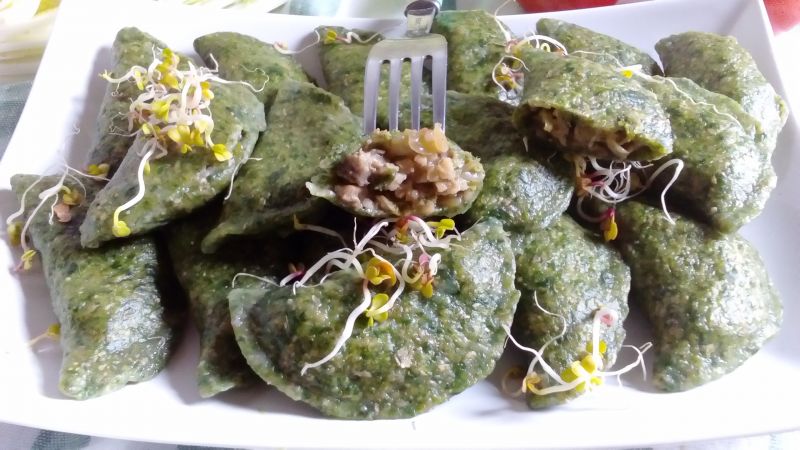 Szpinakowe pierogi z kapustą, kaszą i pieczarkami Szpinakowe pierogi z kapustą, kaszą i pieczarkami
