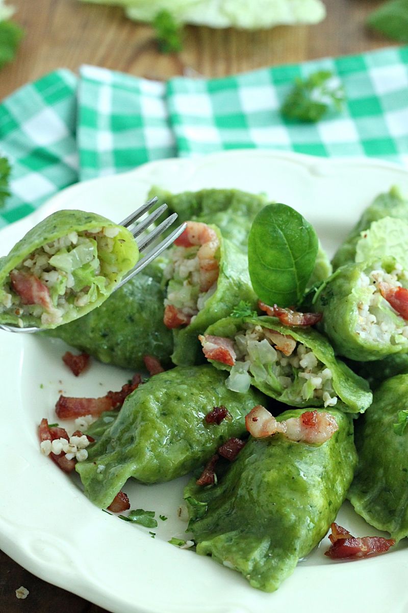 Szpinakowe pierogi z pekińską kapustą