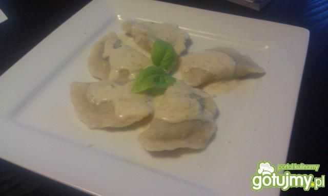 Szpinakowe pierogi z serowym sosem