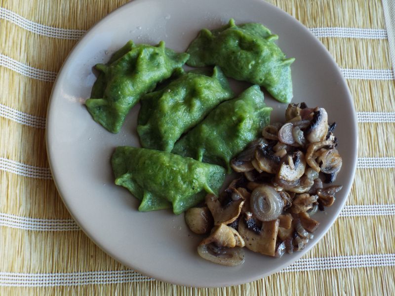 Szpinakowe pierogi z wątróbką