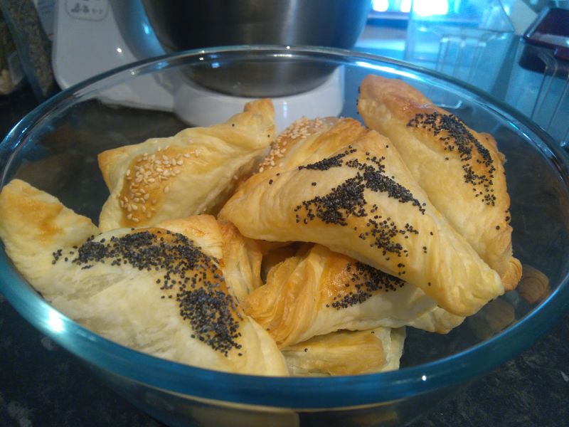 Szpinakowe pierożki z ciasta francuskiego Szpinakowe pierożki z ciasta francuskiego