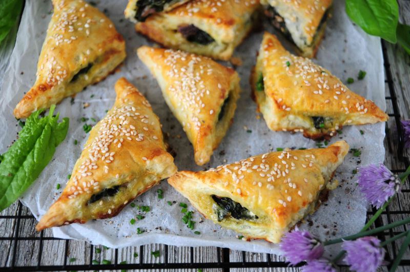 Szpinakowe pierożki z ciasta francuskiego  Szpinakowe pierożki z ciasta francuskiego