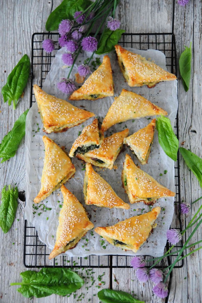 Szpinakowe pierożki z ciasta francuskiego  Szpinakowe pierożki z ciasta francuskiego