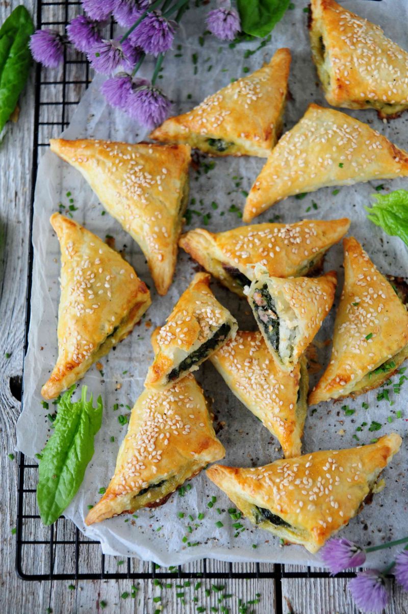 Szpinakowe pierożki z ciasta francuskiego  Szpinakowe pierożki z ciasta francuskiego