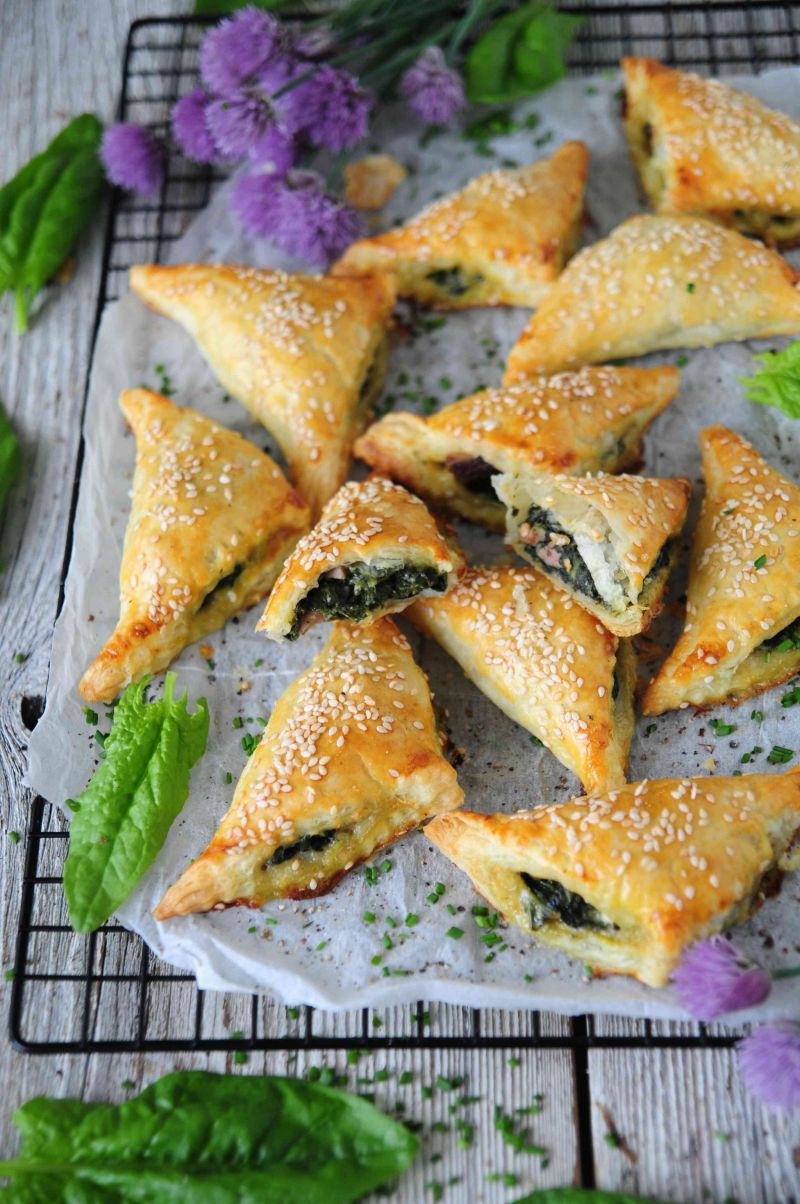 Szpinakowe pierożki z ciasta francuskiego  Szpinakowe pierożki z ciasta francuskiego