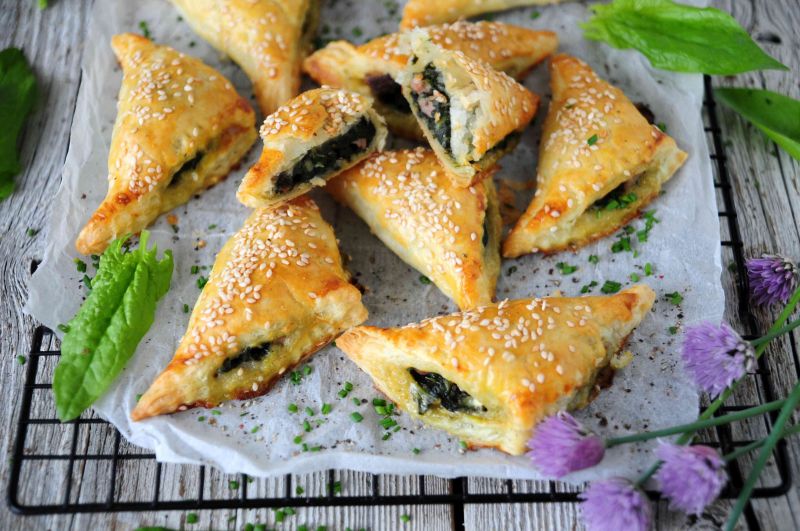 Szpinakowe pierożki z ciasta francuskiego  Szpinakowe pierożki z ciasta francuskiego