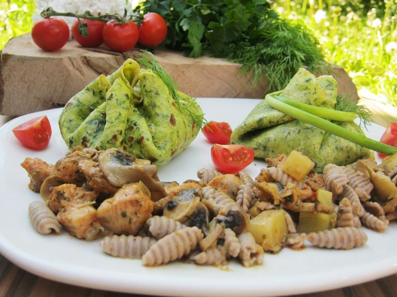 Szpinakowe sakiewki z kurczakiem i kalarepą