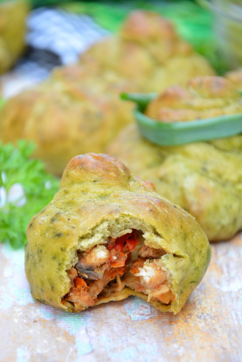 Szpinakowe sakiewki z warzywami i indykiem