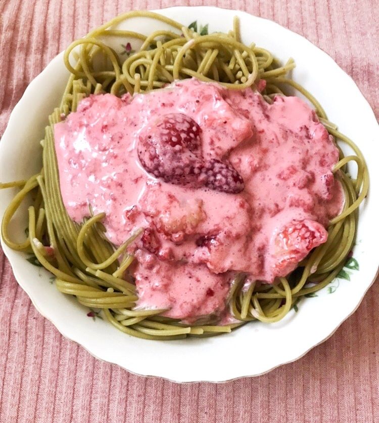 Szpinakowe spaghetti z truskawkami Szpinakowe spaghetti z truskawkami