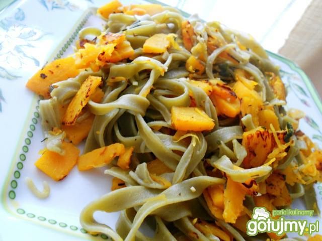 Szpinakowe wstążki ze smażoną dynią Szpinakowe wstążki ze smażoną dynią