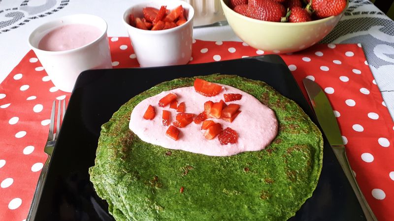 Szpinakowo-jarmużowe naleśniki z truskaw. twarogie