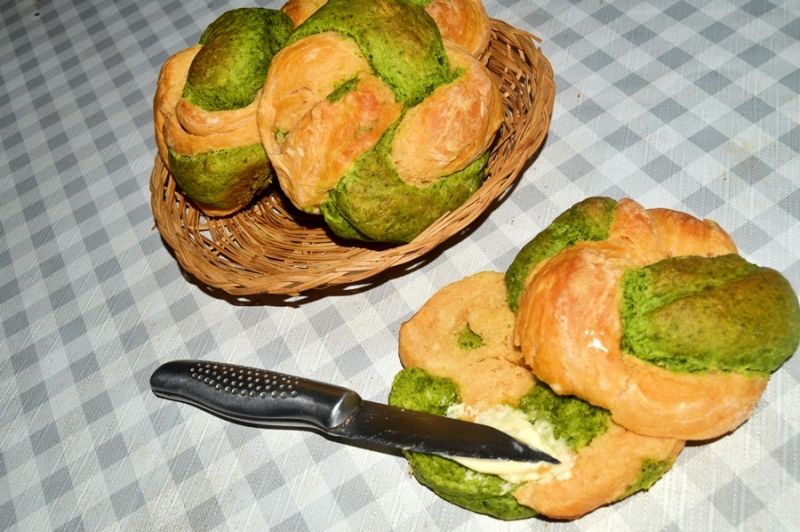 Szpinakowo- pomidorowe chałki (bułeczki) Szpinakowo- pomidorowe chałki (bułeczki)