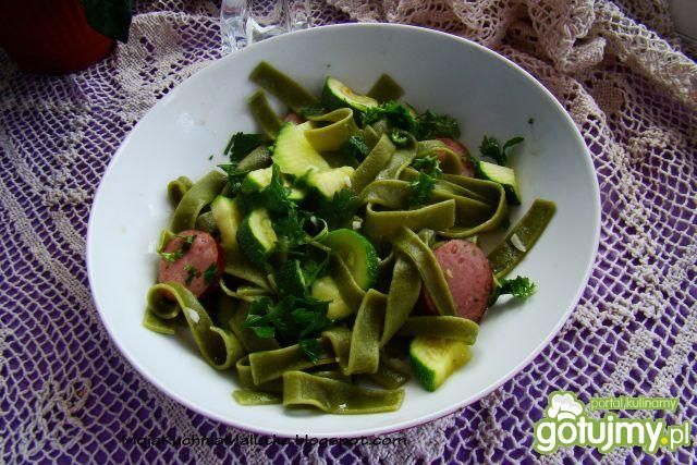 Szpinakowy tagliatelle z cukinią  Szpinakowy tagliatelle z cukinią