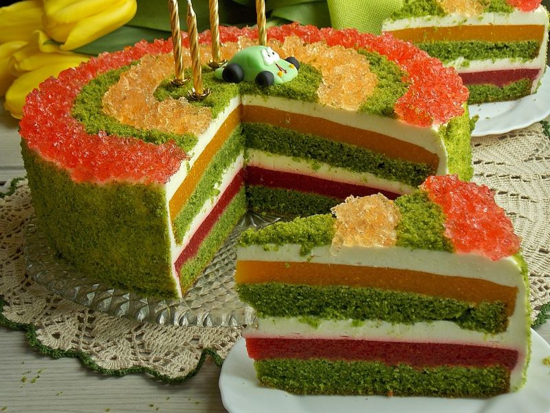 Szpinakowy tort z truskawkami i brzoskwiniami  Szpinakowy tort z truskawkami i brzoskwiniami