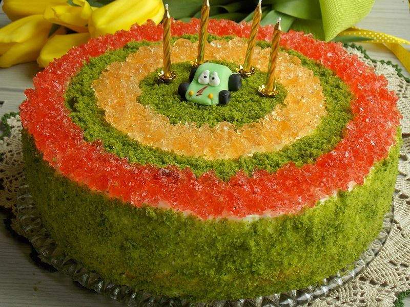 Szpinakowy tort z truskawkami i brzoskwiniami  Szpinakowy tort z truskawkami i brzoskwiniami