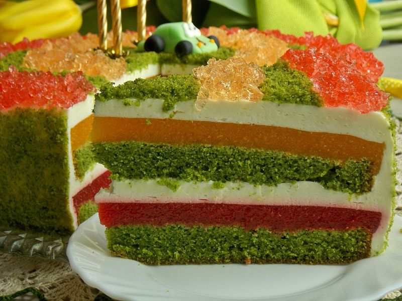 Szpinakowy tort z truskawkami i brzoskwiniami  Szpinakowy tort z truskawkami i brzoskwiniami