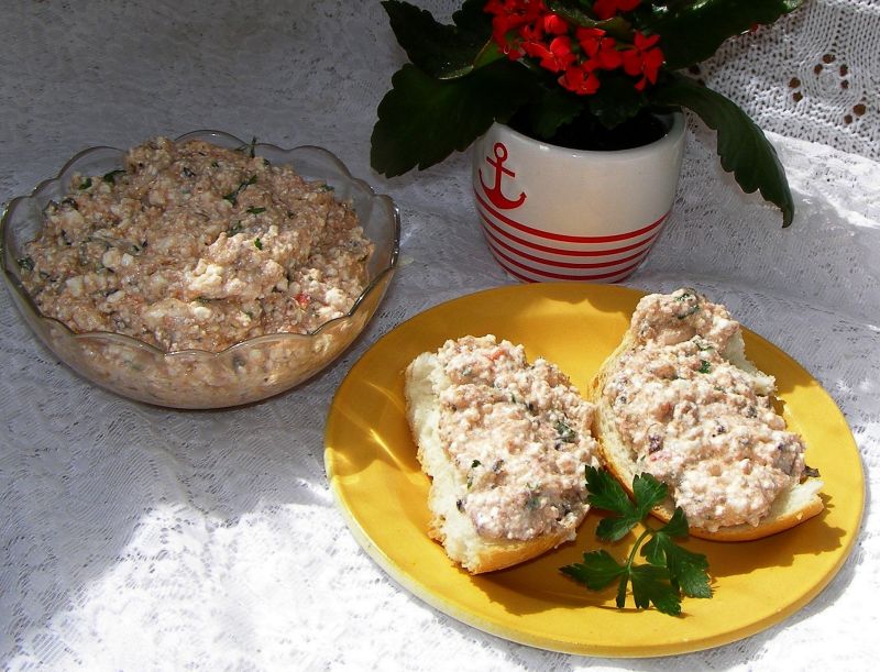 Szprotki z twarogiem, papryką