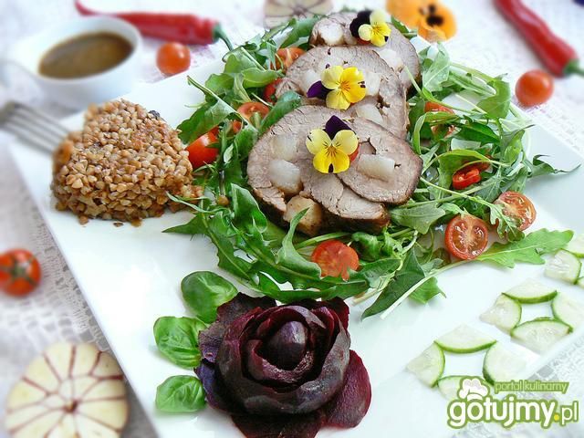 Sztufada na sałatce z mniszka