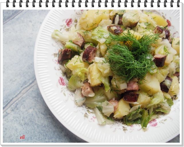 Szybka ciepła sałatka Eli z młodą kapustą