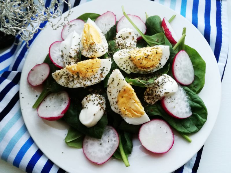 Szybka i lekka sałatka z jajkiem