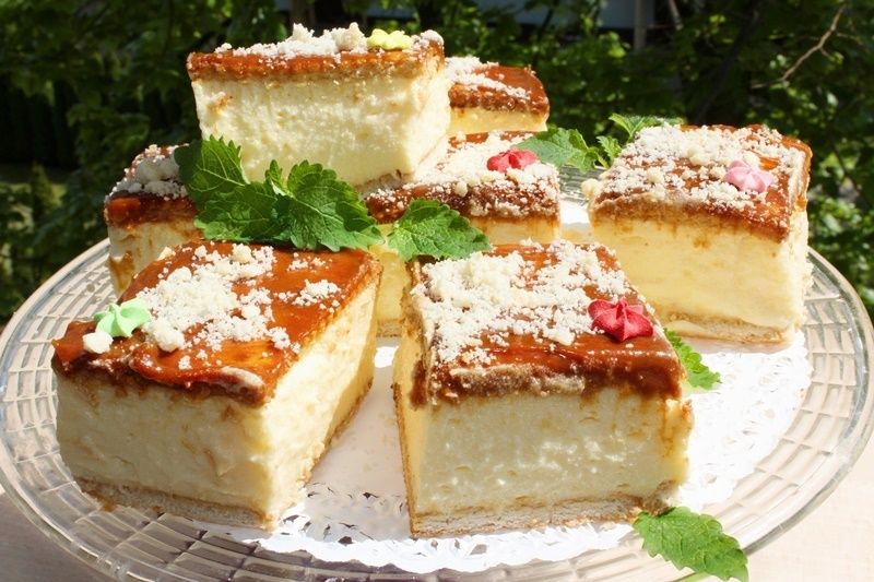 Szybka kremówka na herbatnikach z sosem toffi