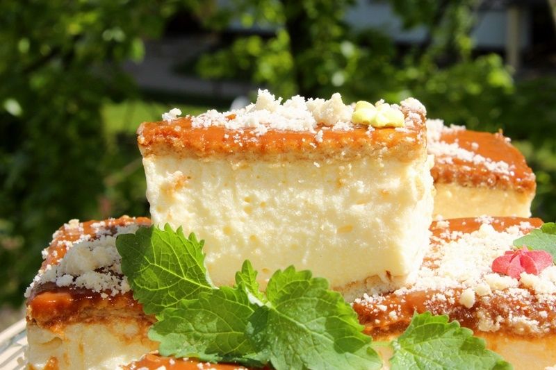 Szybka kremówka na herbatnikach z sosem toffi