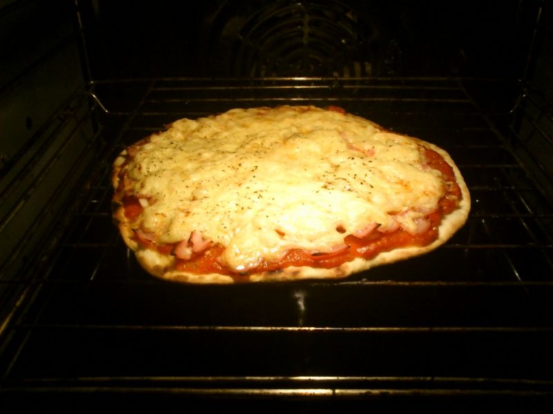 Szybka pizza na cienkim cieście Szybka pizza na cienkim cieście