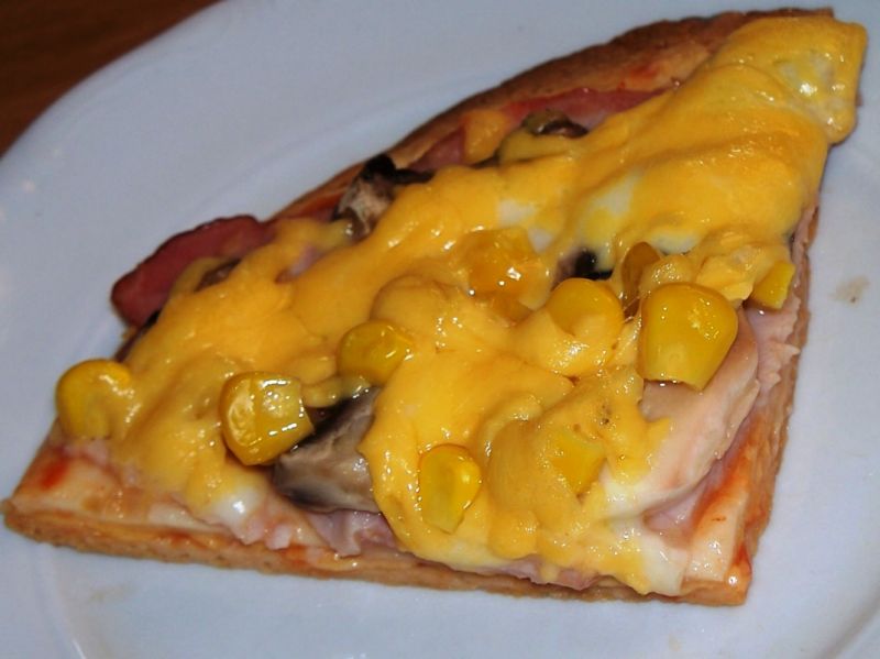 Szybka pizza na plackach tortilli 