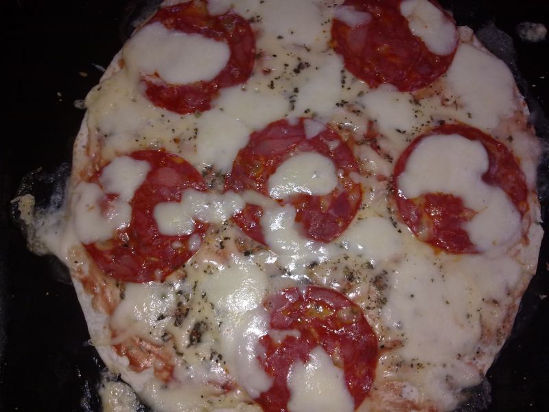 Szybka pizza z tortilli