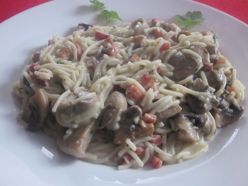 Szybka potrawka z boczkiem i pieczarkami