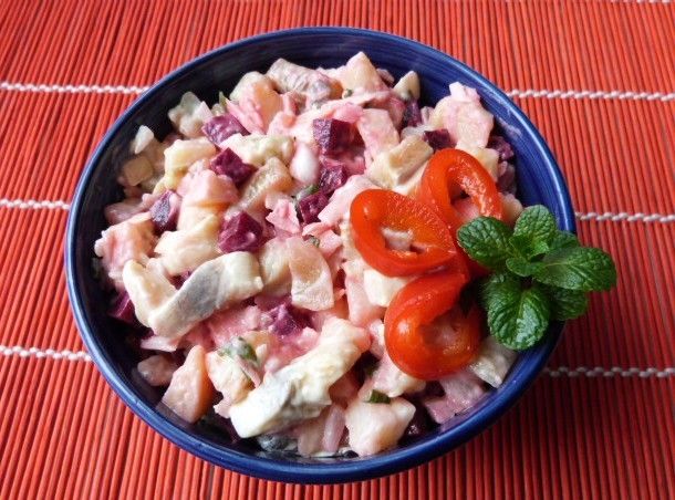 Szybka sałatka śledziowa z buraczkami