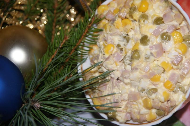 Szybka sałatka szynkowa z groszkiem i kukurydzą Szybka sałatka szynkowa z groszkiem i kukurydzą