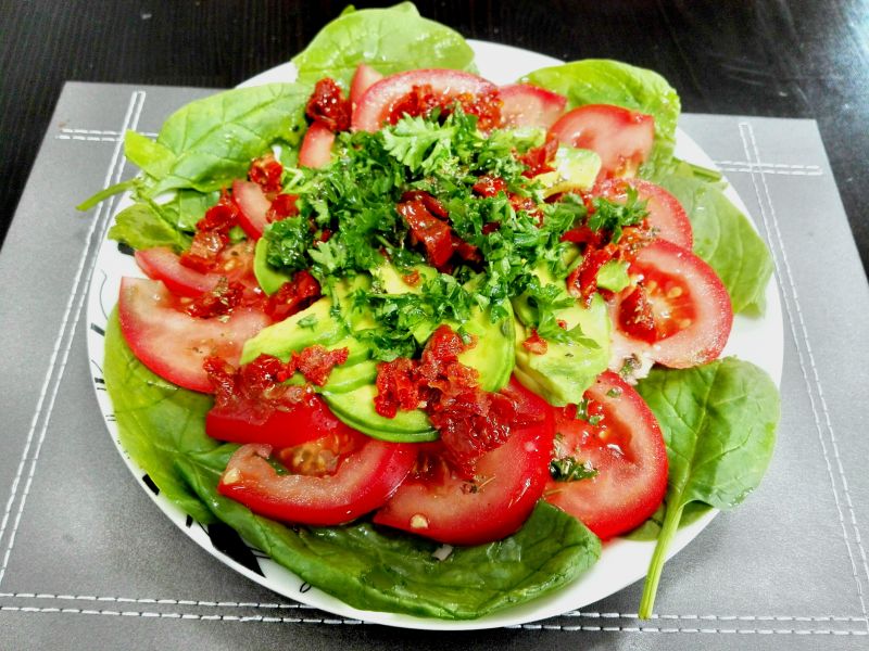 Szybka sałatka z awokado i szpinaku Szybka sałatka z awokado i szpinaku