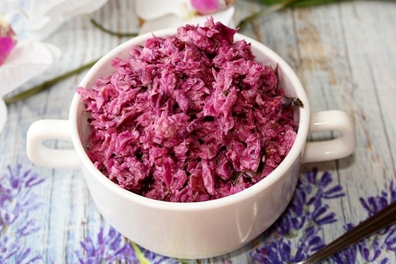 Szybka sałatka z czerwonej kapusty ze słoika